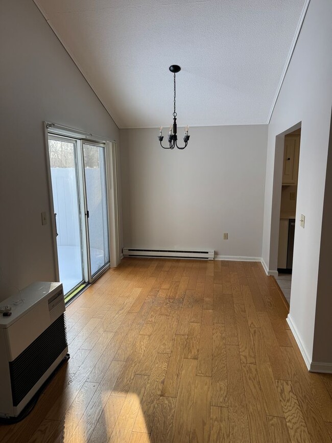 Building Photo - 9-11 Oakview Dr