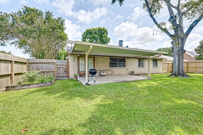 Building Photo - 16355 Sierra Grande Dr