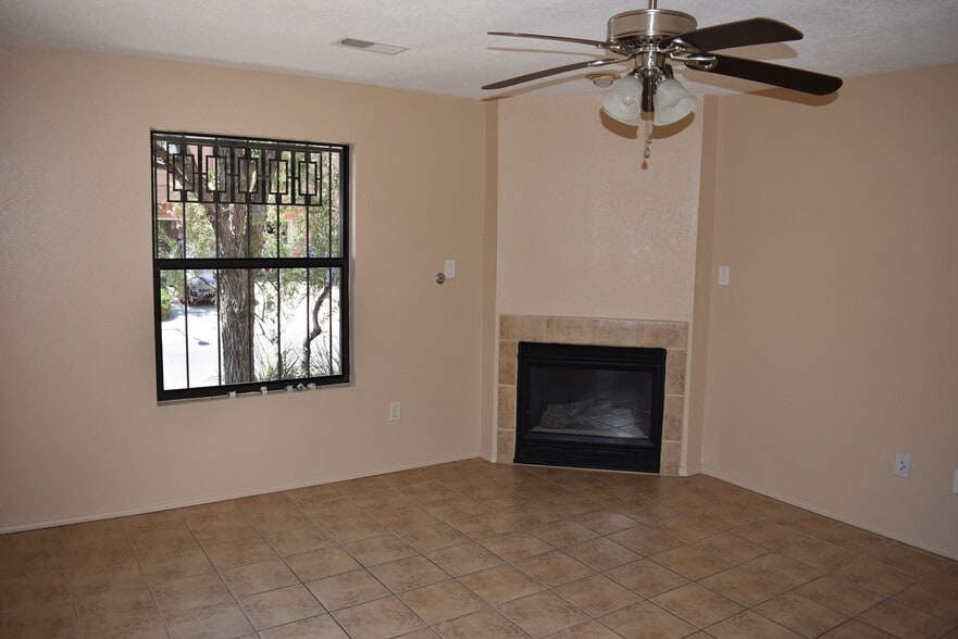 Building Photo - 8600 Simi Ln NE