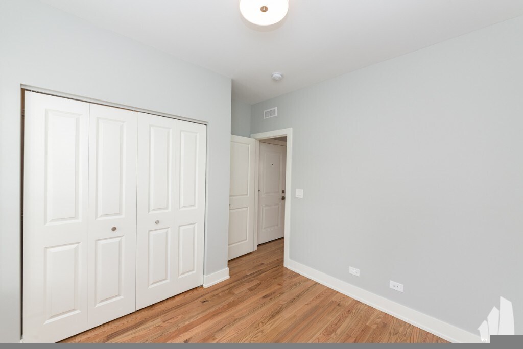 Building Photo - 354 W Dickens Ave