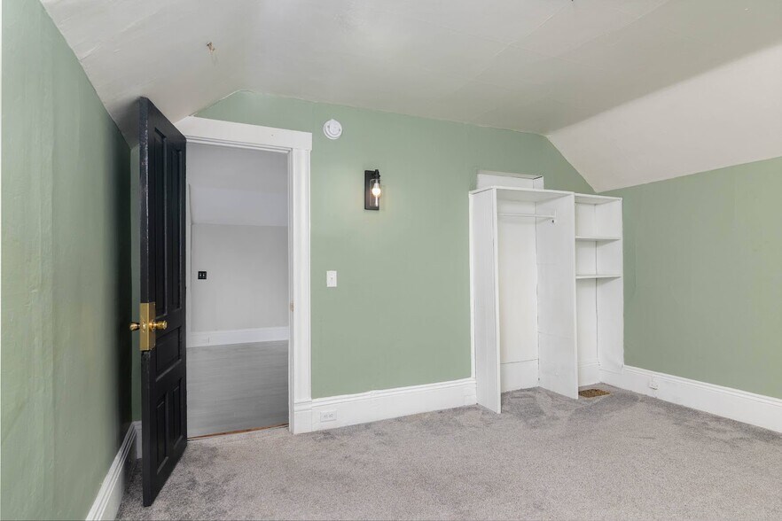 Bedroom - 529 McCourtie St