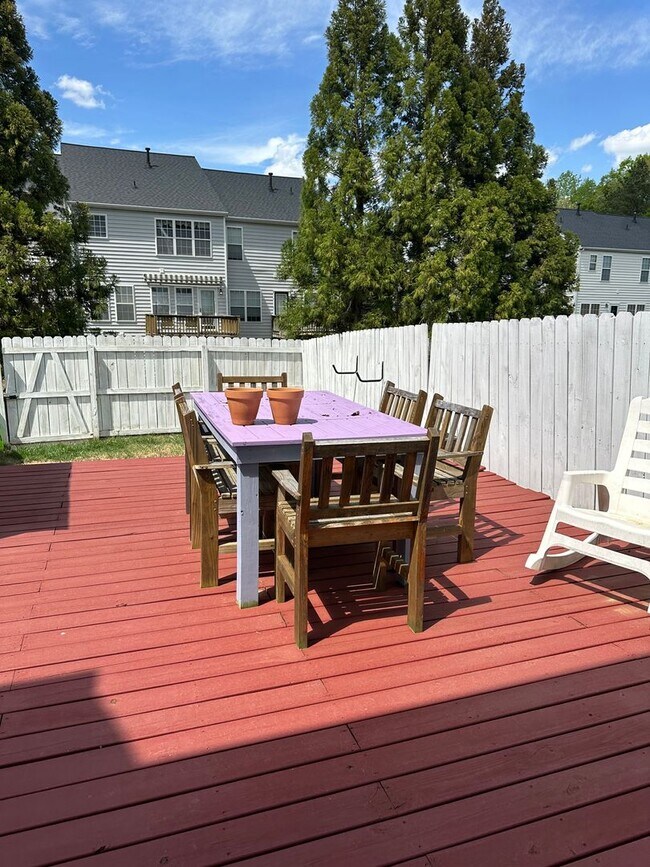 Building Photo - $2,200 / 3 br / 2.5 ba / 1,584 sqft Spacio...