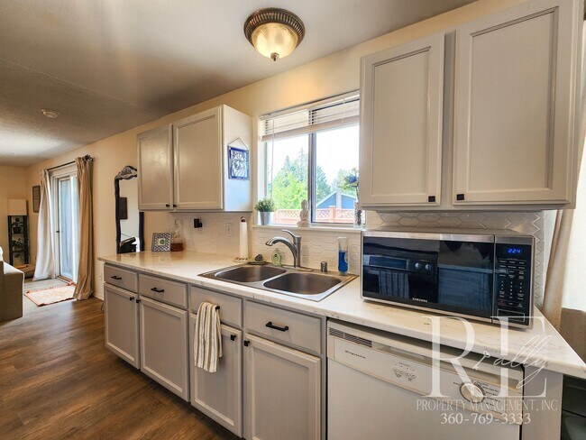Building Photo - Earthy Warm and Inviting 3-Bd Rambler