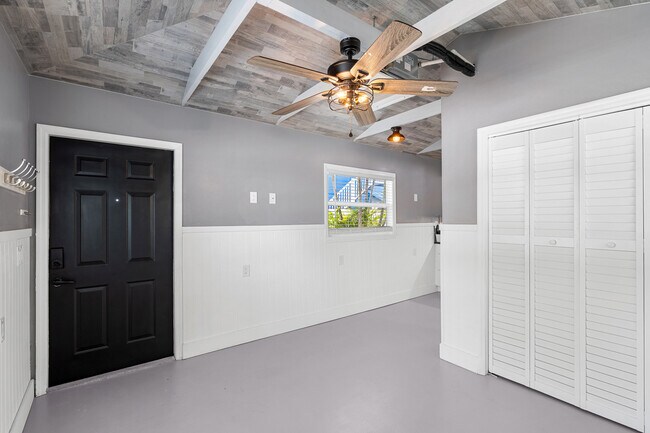 Building Photo - 231 E Madeira Ave