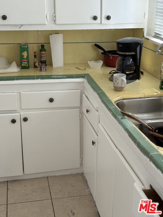 Building Photo - 1050 W 60th Pl