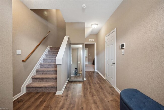 entry hallway leading to private room - 1104 Prosperity Ct