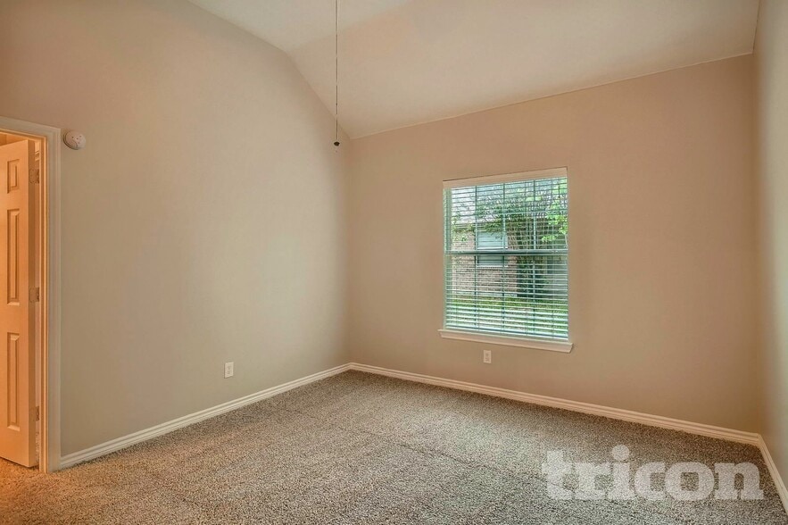 Building Photo - 2710 Hawthorne Dr