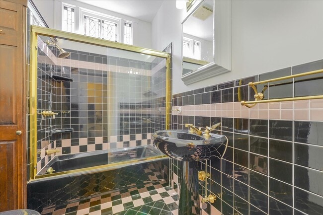 Building Photo - 1525 Cypress Ave