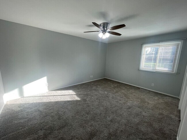 Building Photo - Home For Rent Bellevue.