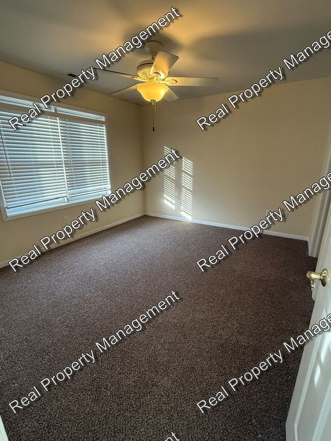 Building Photo - 2 Bedroom Condo