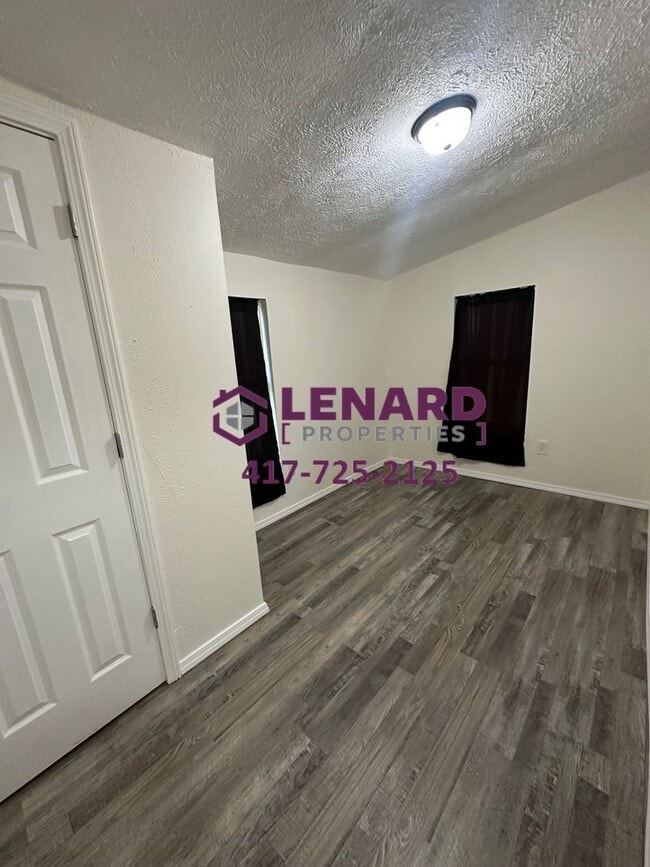 Building Photo - 2 Bedroom Home Available Now!