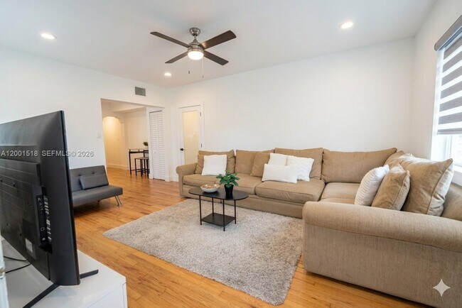 Building Photo - 817 W 39th St