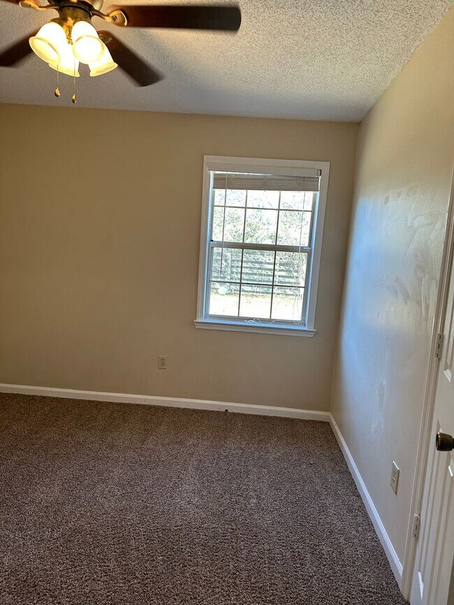 Building Photo - 3 Bedroom 2 Bath Pet Friendly Home.