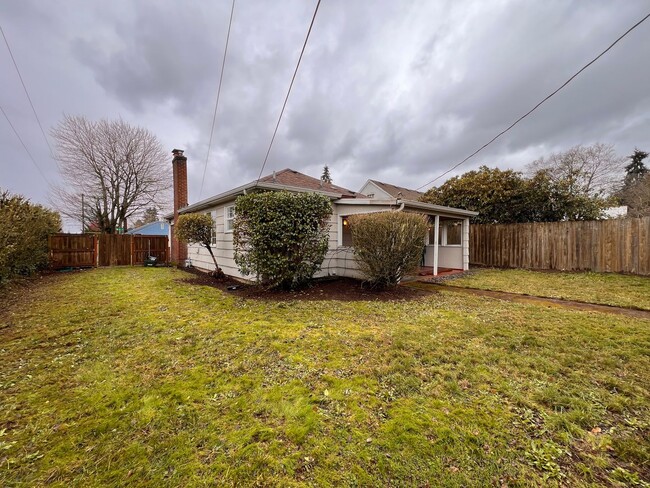 Building Photo - *PENDING APPLICATIONS* Charming Two Bedroo...