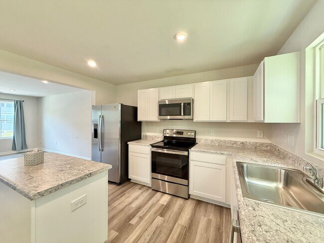 Building Photo - Stunning 3BD, 2.5BA End Unit Zebulon Townh...