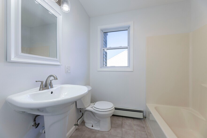 Building Photo - 5 School Ln