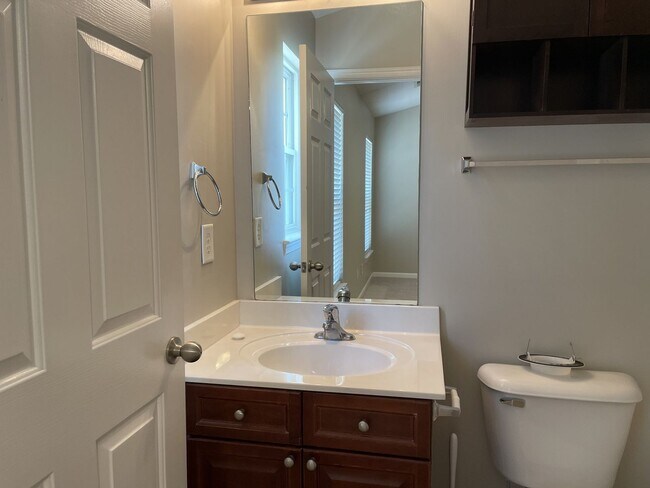 Building Photo - 3 Bedroom/2.5 Bath Townhome in Great Location