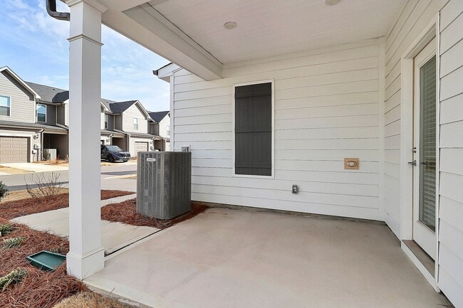 Building Photo - Beautiful three bedroom townhome