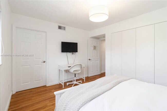 Building Photo - 3023 NE Quayside Ln