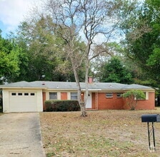 Building Photo - "Charming 3-Bed Oasis with 1.5 Baths in Fo...