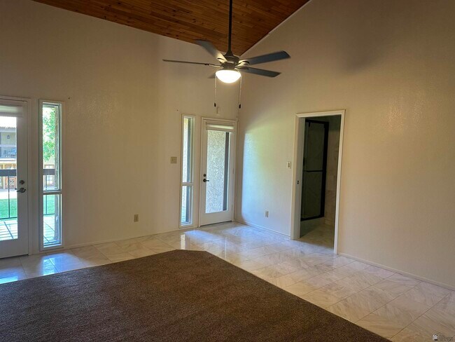 Building Photo - 800 E Country Club Dr