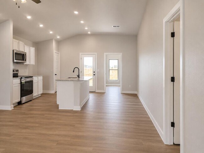 Building Photo - 2416 Goldfinch Rd