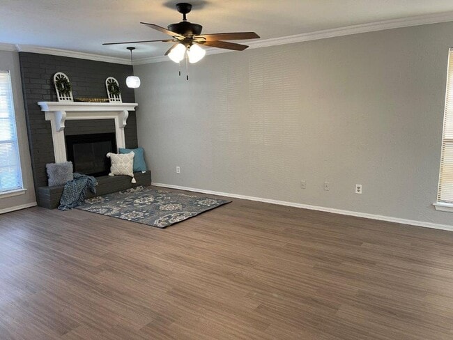 Building Photo - Remodeled , modern and lots of New in Moor...