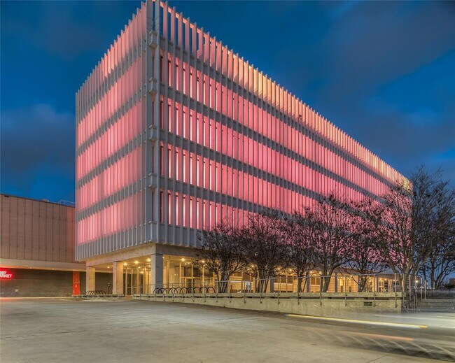 Building Photo - 705 N Main St