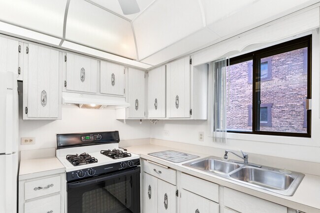Building Photo - 15128 Quail Hollow Dr