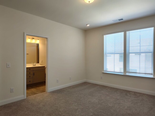 Building Photo - Beautiful Pristine, move-in ready Townhome...