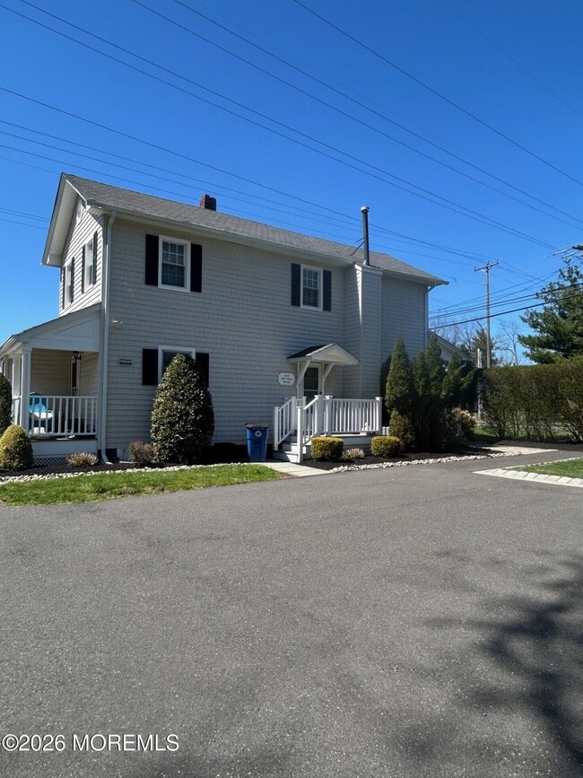 Building Photo - 497 Sycamore Ave