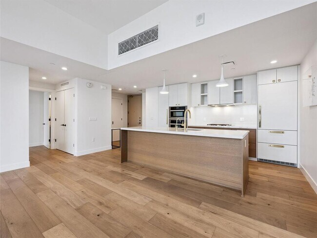 Building Photo - 70 Rainey St