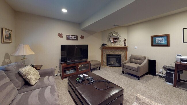 Building Photo - Beautiful sunny home