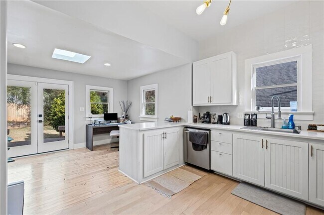 Building Photo - 805 Antone St NW