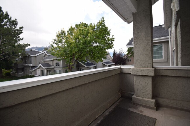 Building Photo - Quiet 2 Bed Millcreek Condo with Beautiful Mountain Views!