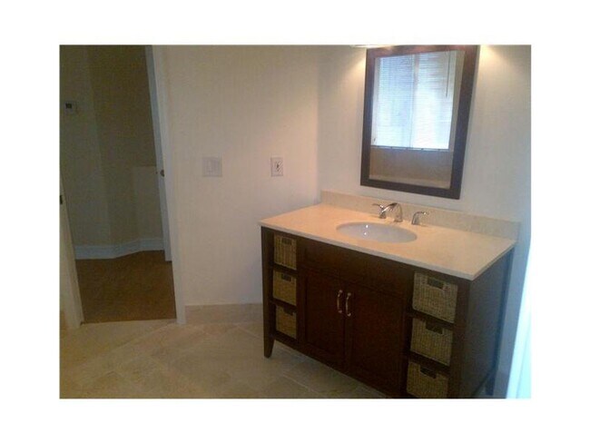Building Photo - 2653 Oakbrook Dr