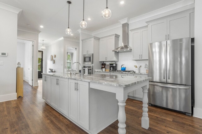 Building Photo - 164 Markham Dr