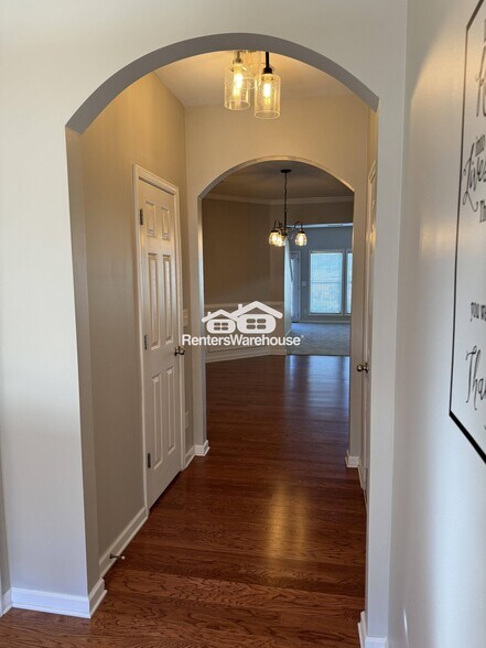 Building Photo - 5021 Sherwood Way