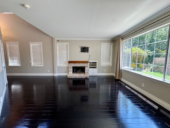 Building Photo - Remodeled 3 bedroom in Simi Valley
