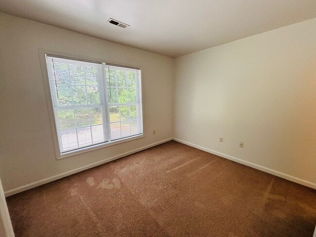 Building Photo - 2 Bedroom 2.5 Bathroom Townhouse