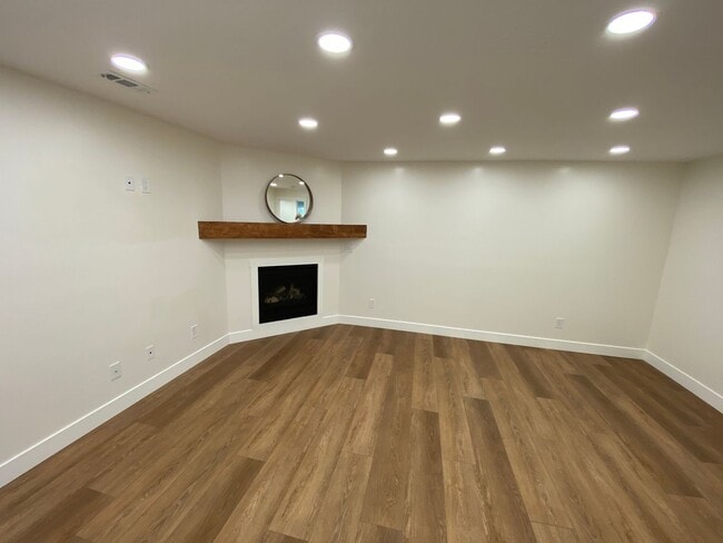Building Photo - Light and Bright Basement apartment