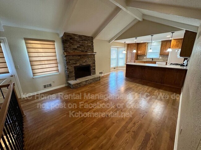 Building Photo - 6119 Cottonwood Dr