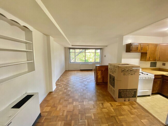 Building Photo - Great Foggy Bottom One Bedroom with Roof Top Pool & Gym includes utilities!