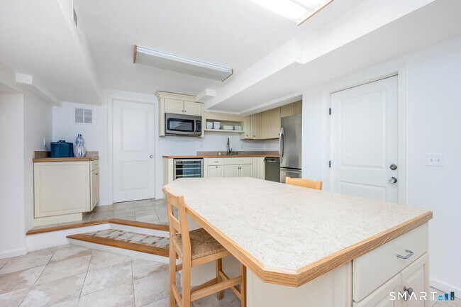 Building Photo - 20 Outlook Dr