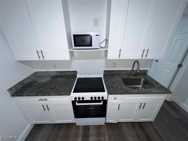 Building Photo - 4180 Sabal Ln