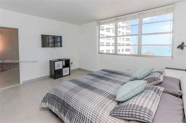 Building Photo - 999 Brickell Bay Dr