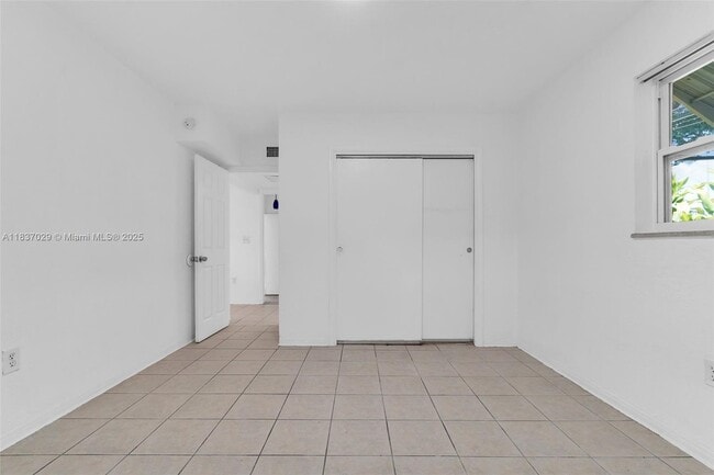 Building Photo - 2435 Plunkett St