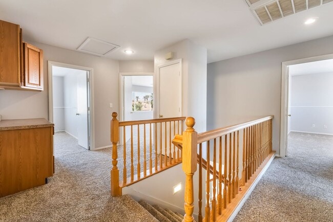 Building Photo - Beautiful 5 bed home with sparkling pool located in the heart of Las Vegas!