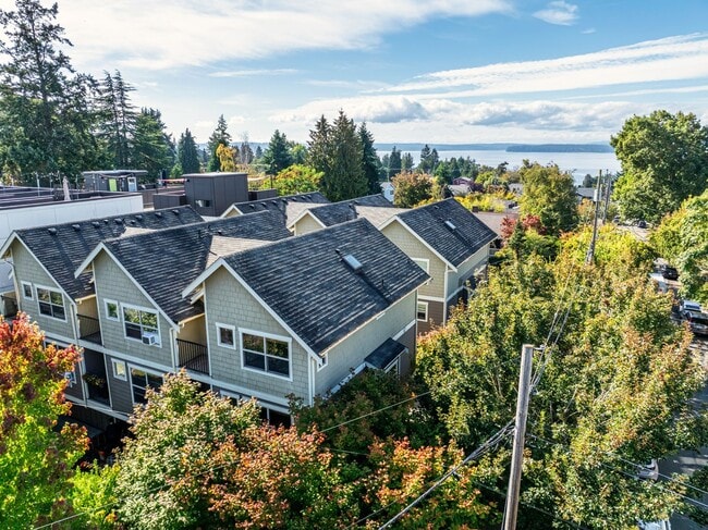 Building Photo - Beautiful 2BR/1.5BA Corner Townhome in the...