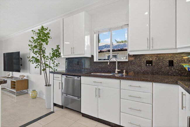 Building Photo - 513 S Riverside Dr